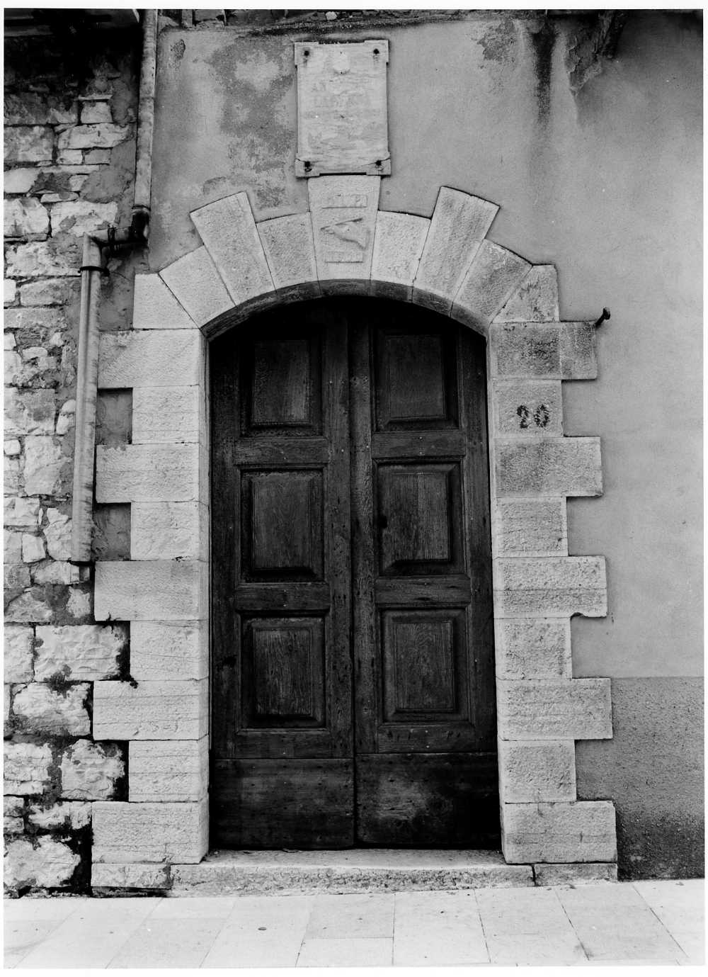 portale - bottega molisana (sec. XX)