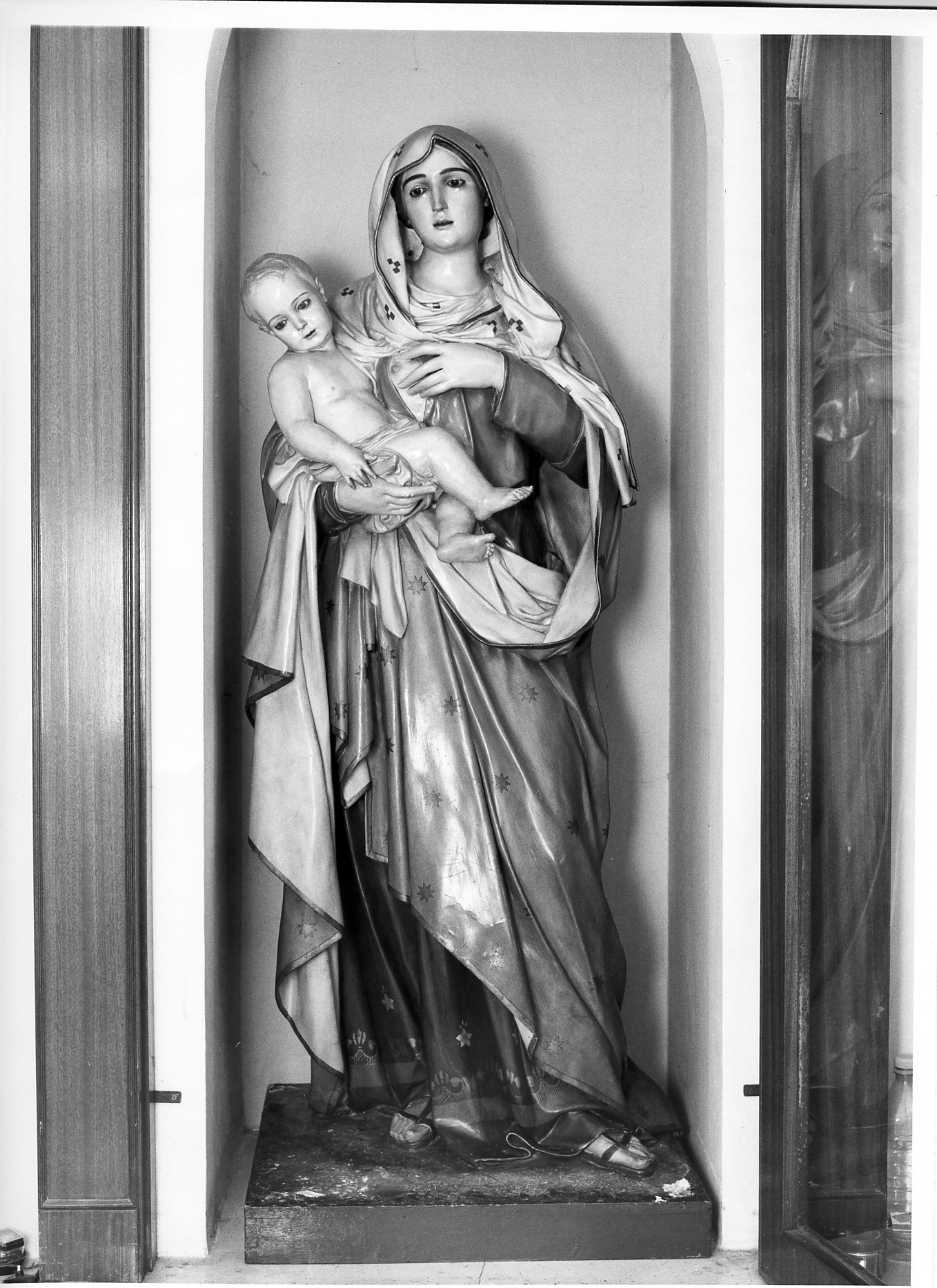Madonna delle Grazie, Madonna con Bambino (statua) di Guacci Luigi (attribuito) (sec. XX)