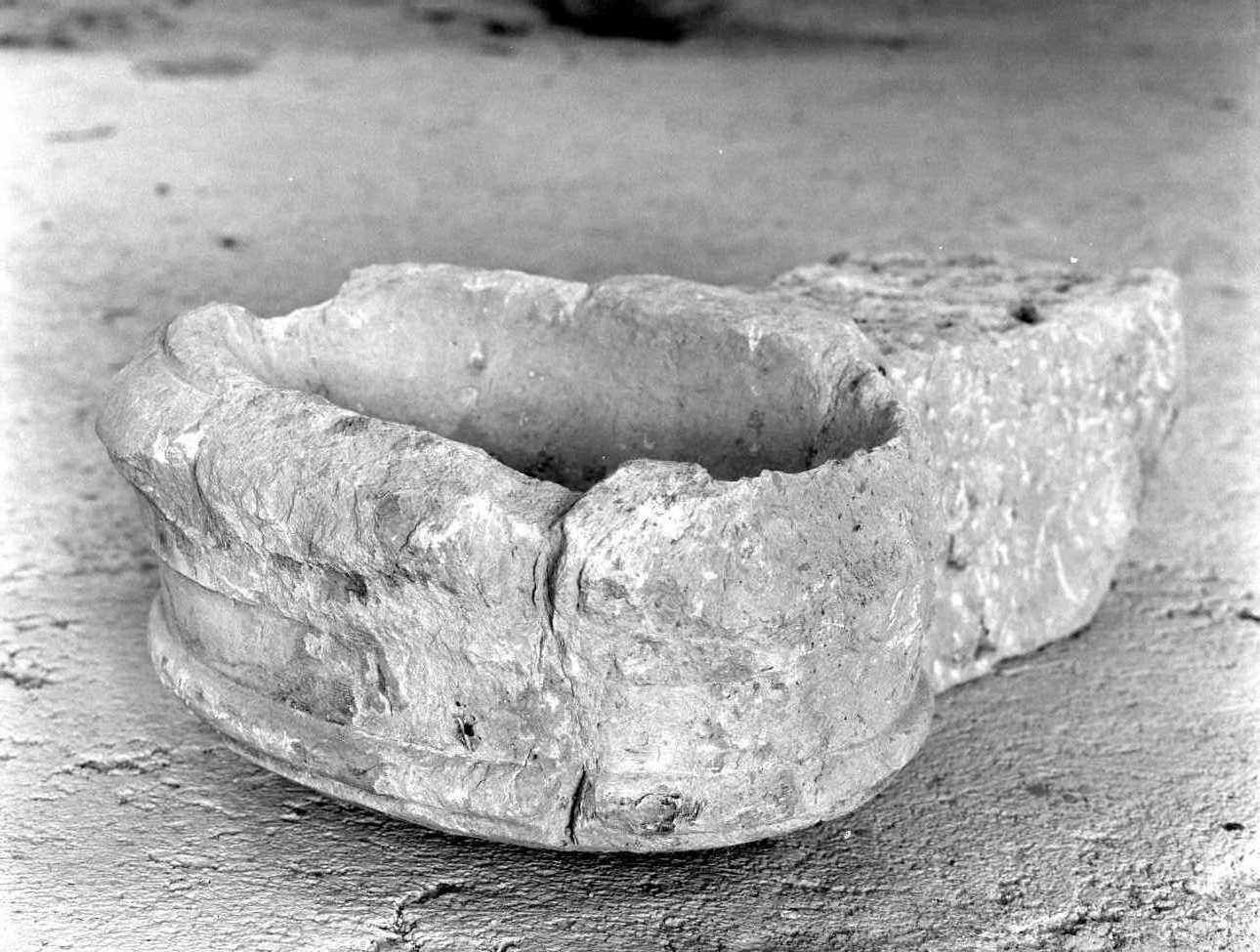 acquasantiera da parete - bottega molisana (secc. XVIII/ XIX)