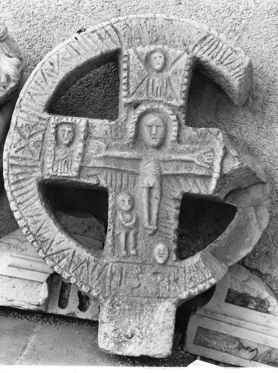 croce viaria, frammento - bottega molisana (sec. XVI)