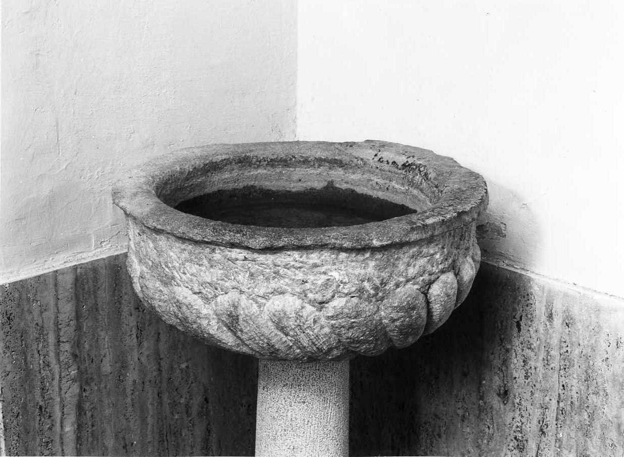 acquasantiera - a fusto, opera isolata - bottega molisana (secc. XVI/ XVII)