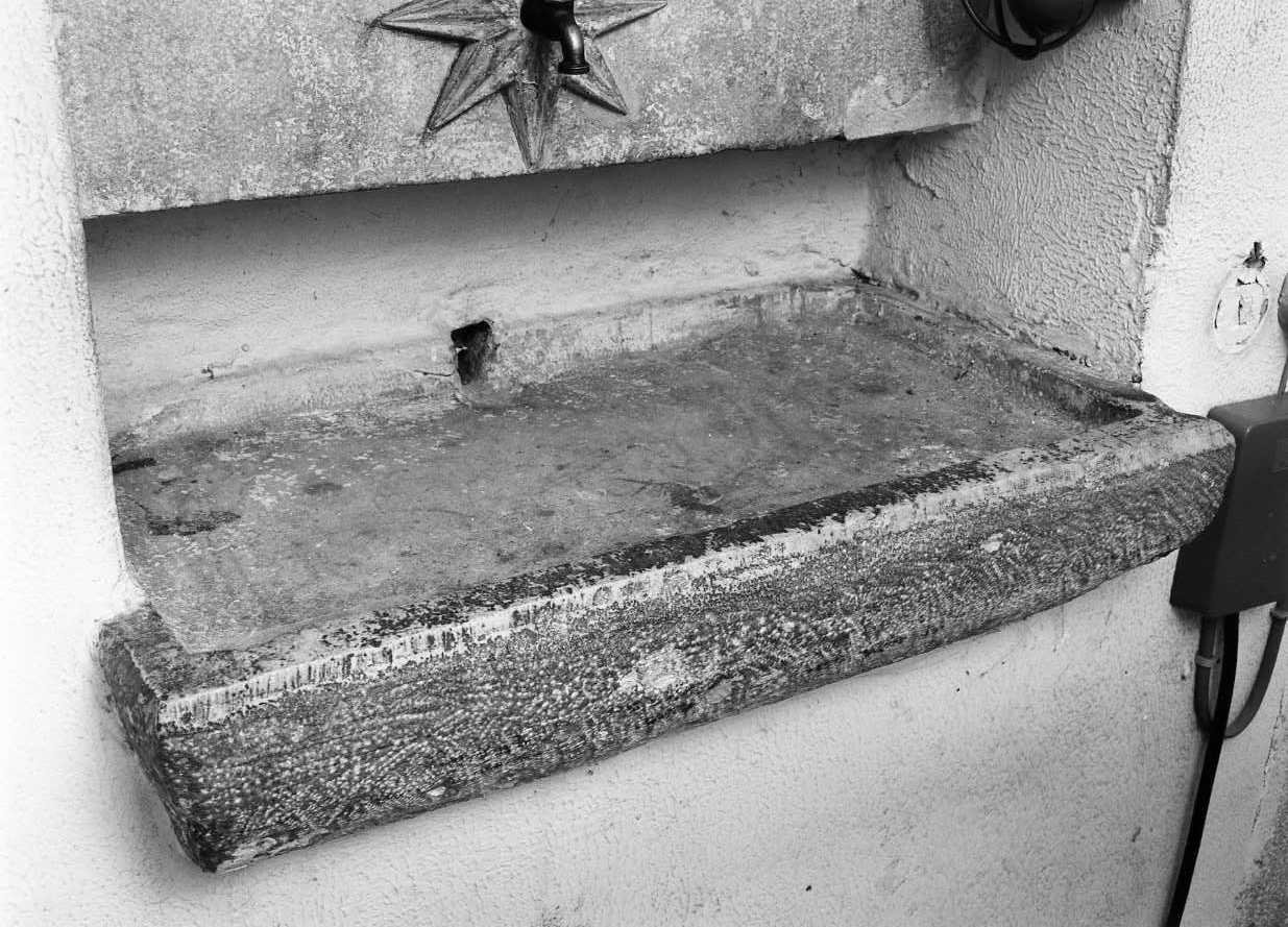 vasca di fontana da sacrestia, elemento d'insieme - bottega Italia meridionale (secc. XVI/ XVII)