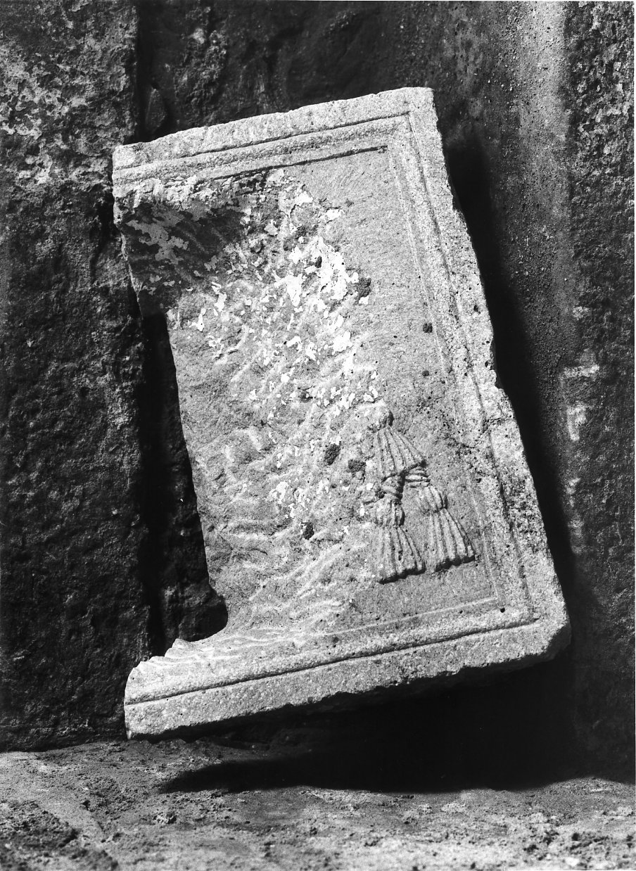 lapide, frammento - bottega Italia meridionale (secc. XVI/ XVIII)