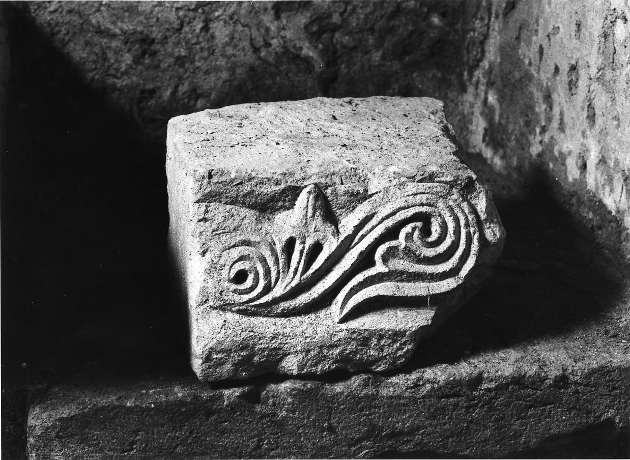 capitello, frammento - bottega Italia meridionale (secc. XI/ XII)