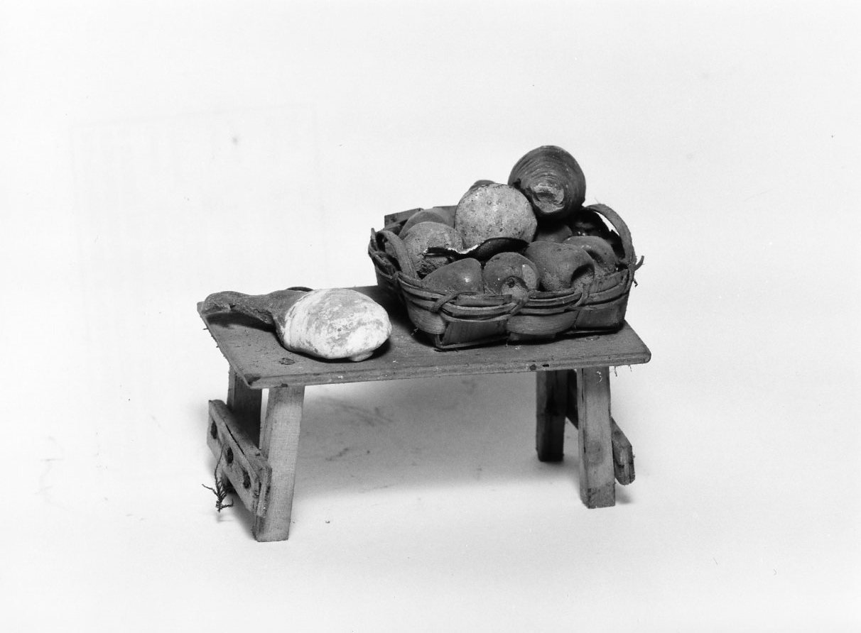 tavola imbandita (elemento di presepe, elemento d'insieme) - bottega Italia meridionale (fine/inizio secc. XIX/ XX)