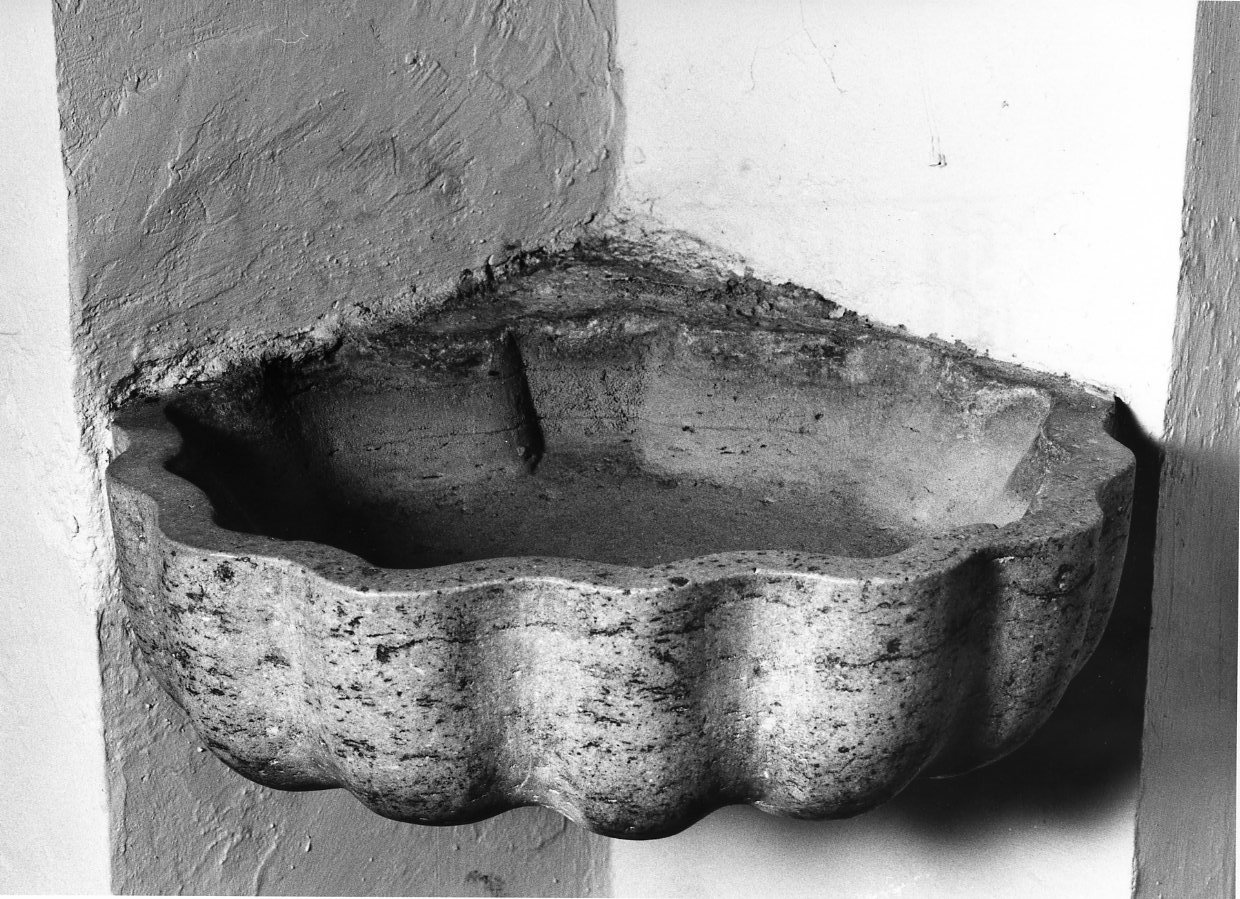 acquasantiera da parete, opera isolata - bottega Italia meridionale (sec. XVIII)