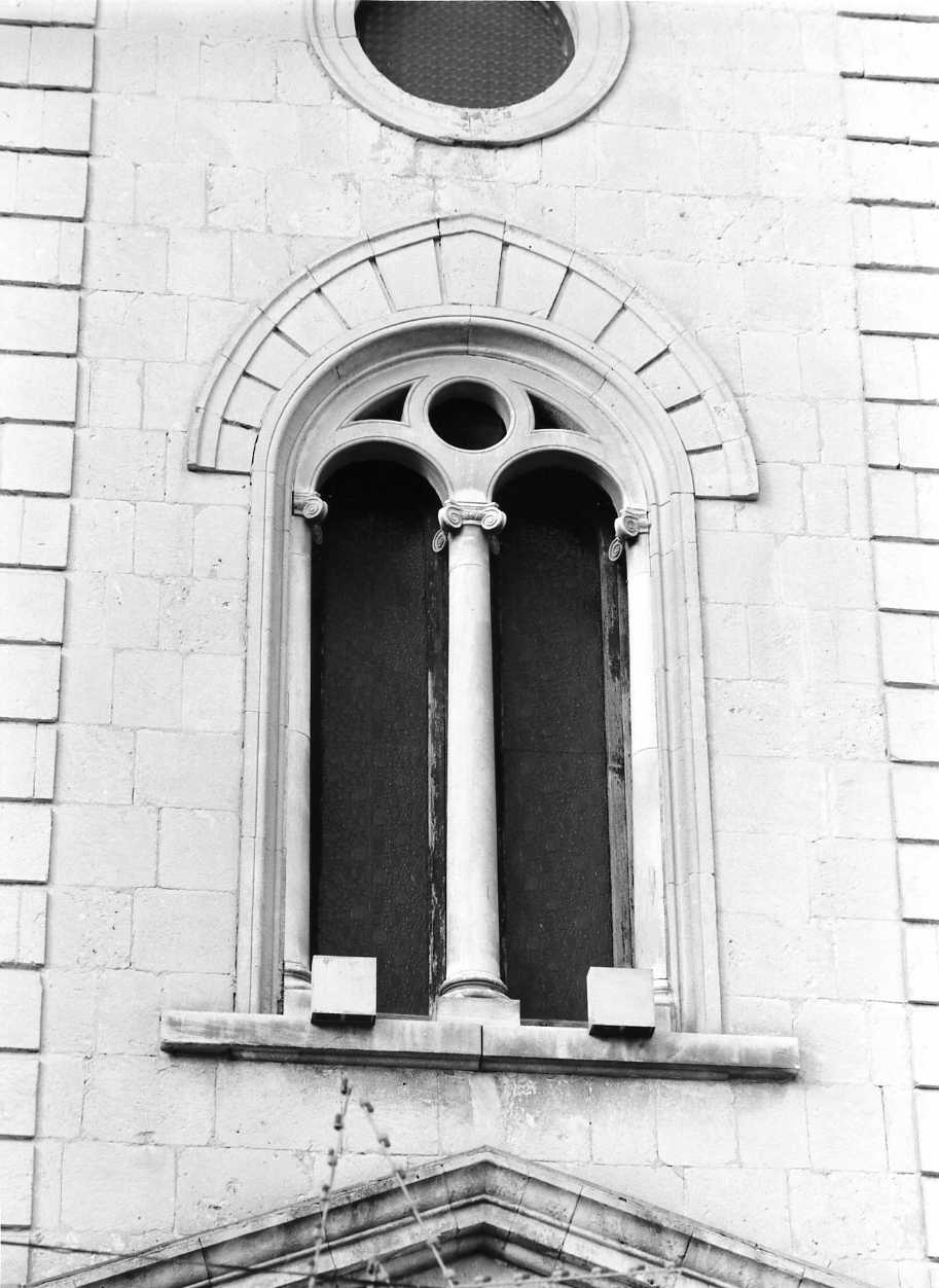 finestra, opera isolata - bottega molisana (inizio sec. XX)