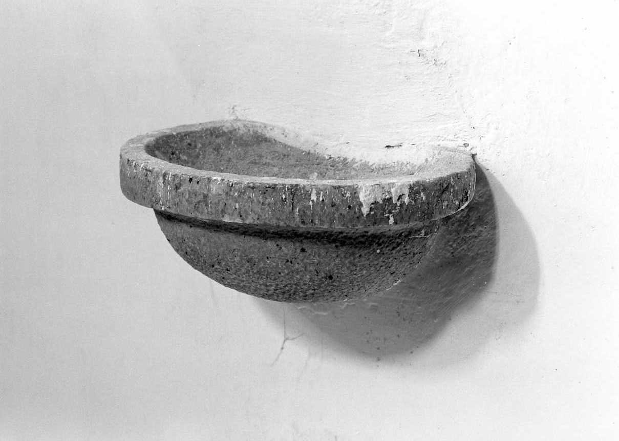 acquasantiera da parete - bottega molisana (secc. XVI/ XVII)