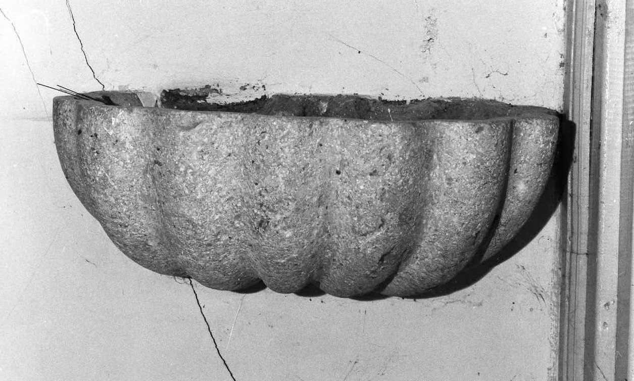 acquasantiera - a conchiglia - bottega Italia meridionale (sec. XVIII)