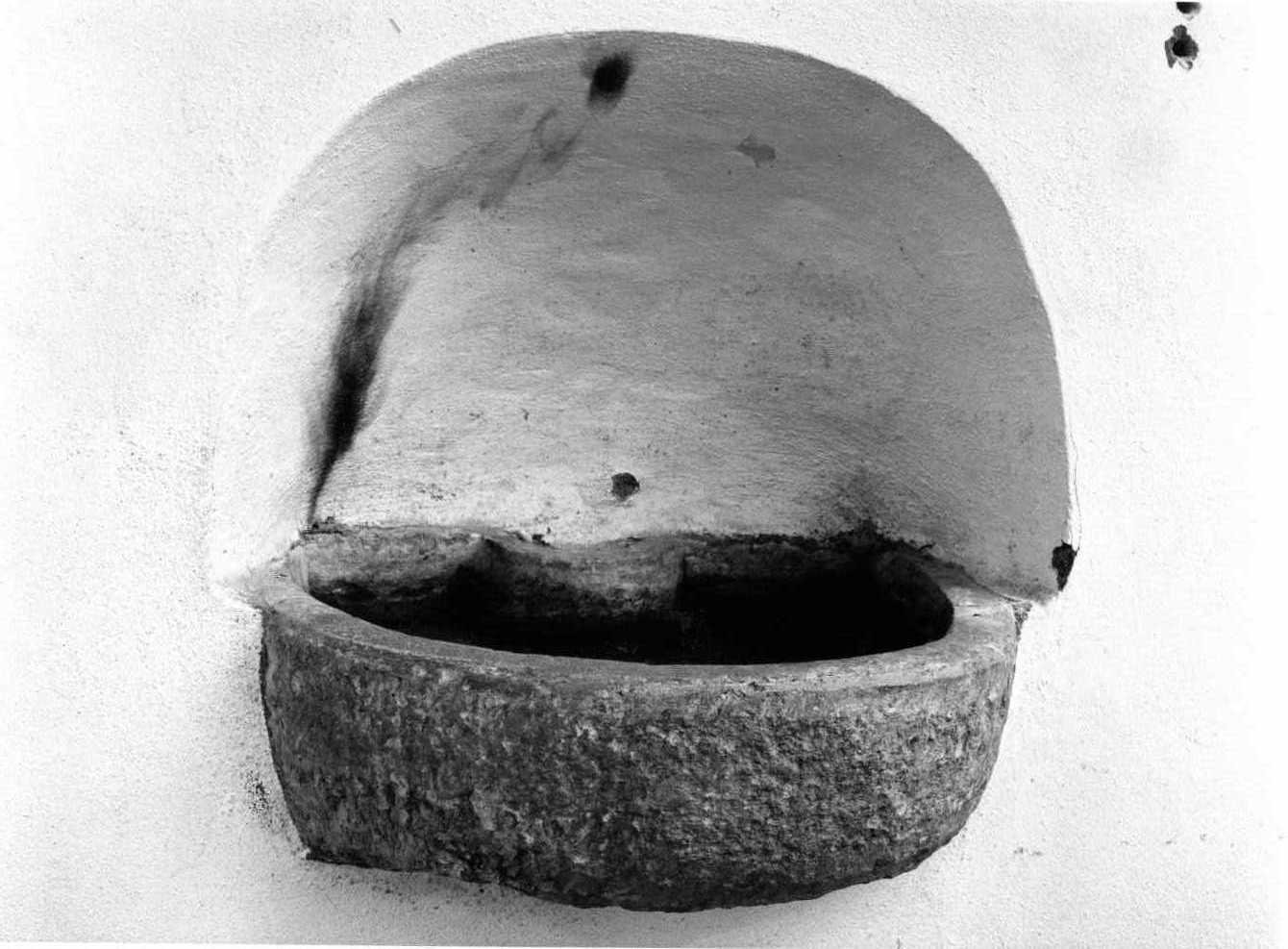 acquasantiera da parete, opera isolata - bottega molisana (sec. XVIII)