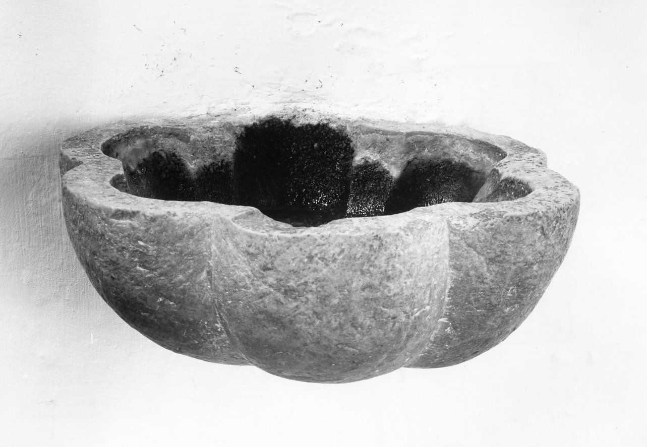 acquasantiera da parete, opera isolata - bottega molisana (prima metà sec. XVIII)