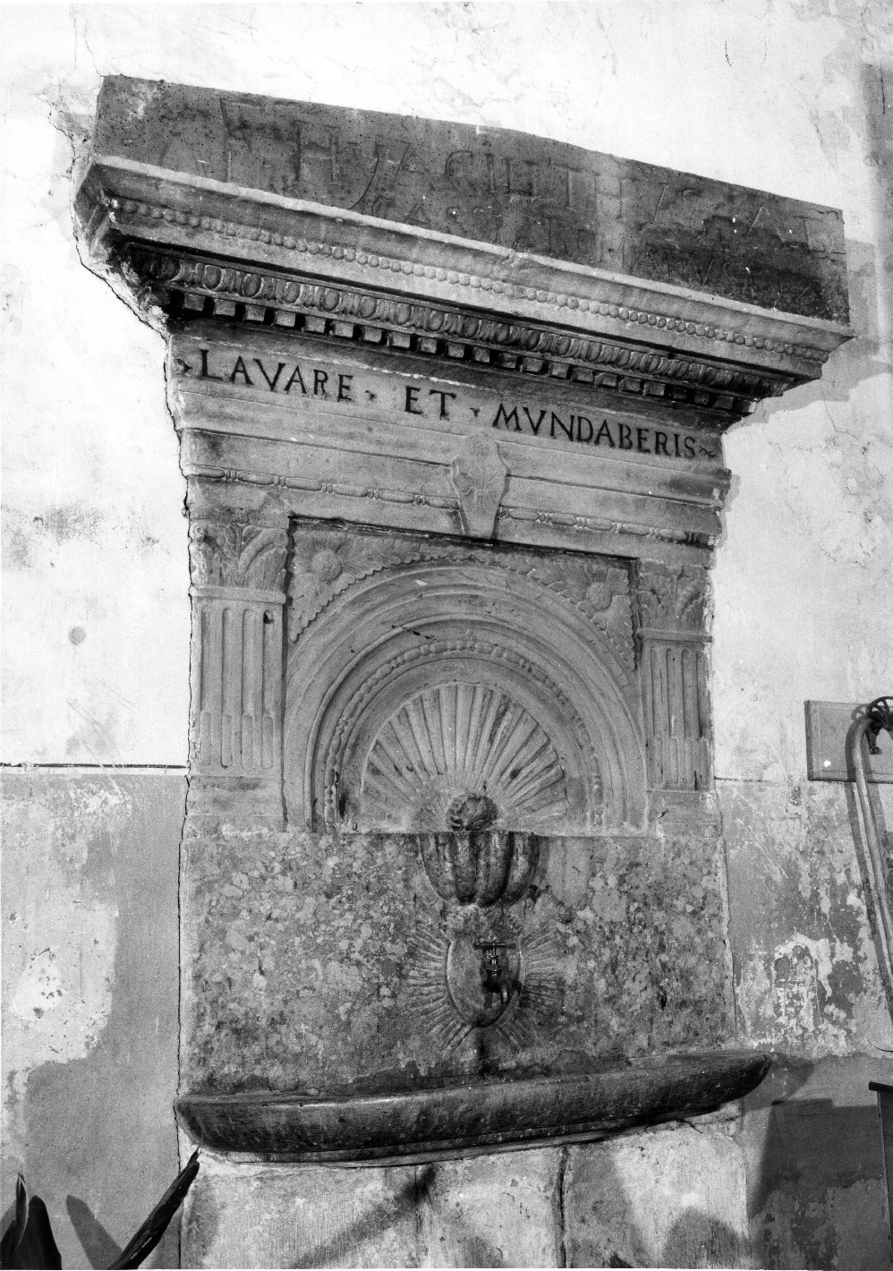lavabo da sacrestia, opera isolata - bottega Italia meridionale (sec. XVI)