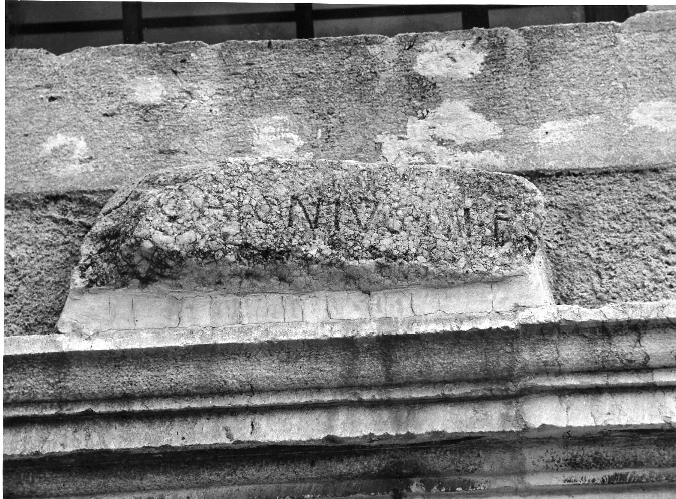 lapide, frammento - bottega Italia meridionale (secc. XV/ XVI)