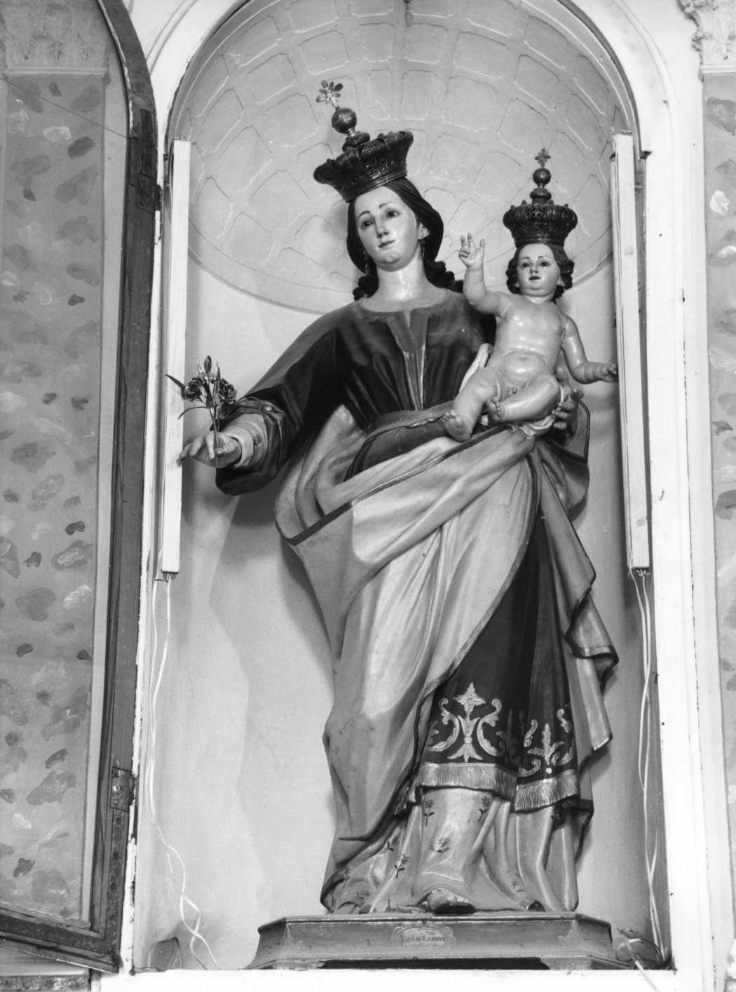 Madonna con Bambino (gruppo scultoreo, opera isolata) di Labbate Emilio (attribuito) (seconda metà sec. XIX)