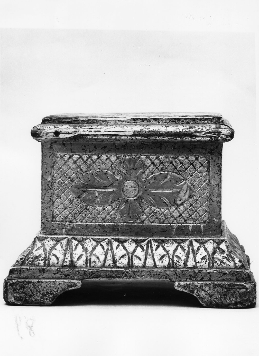 base, opera isolata - bottega Italia meridionale (sec. XIX)