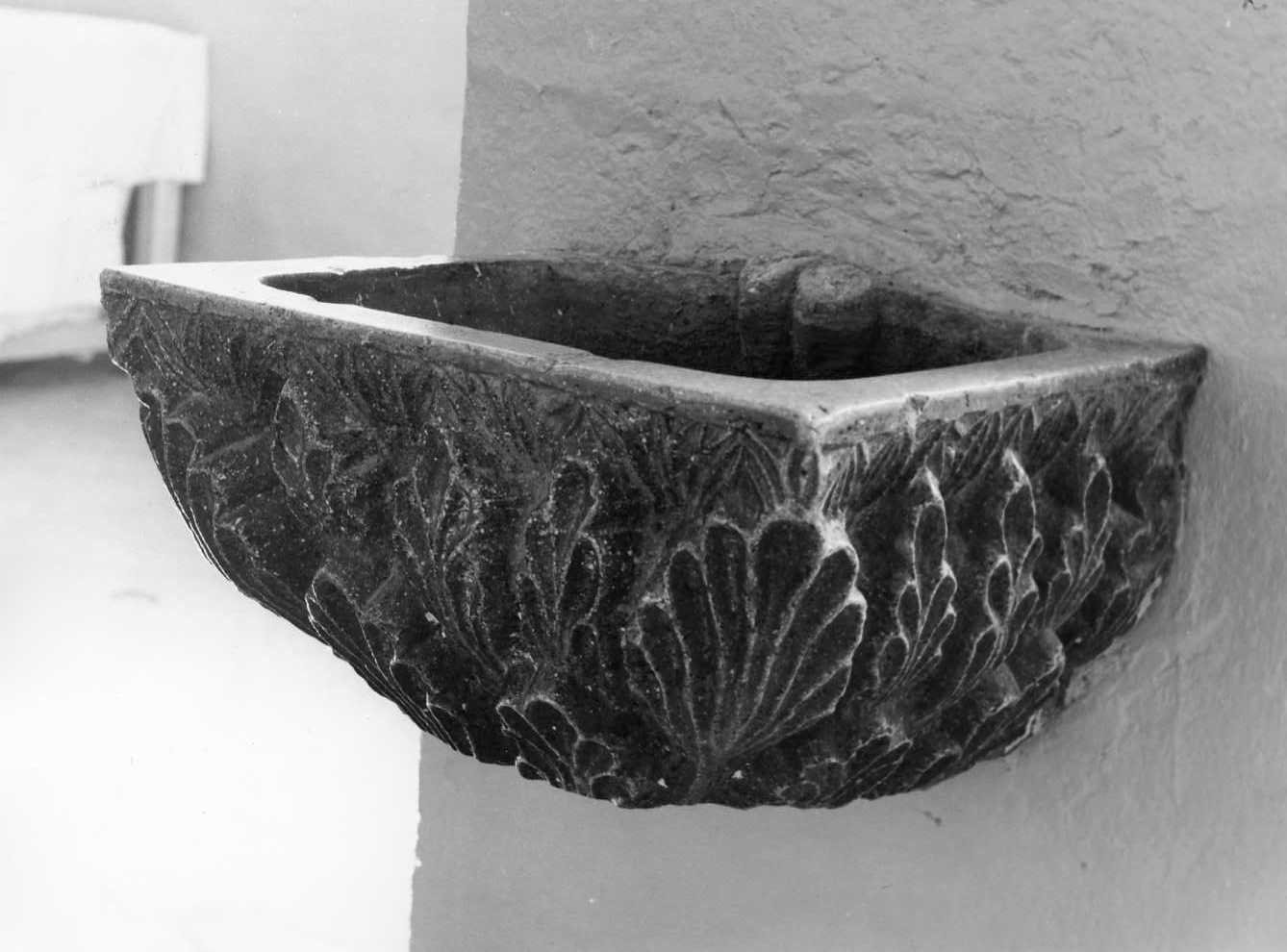 acquasantiera - bottega molisana (inizio sec. XIV)