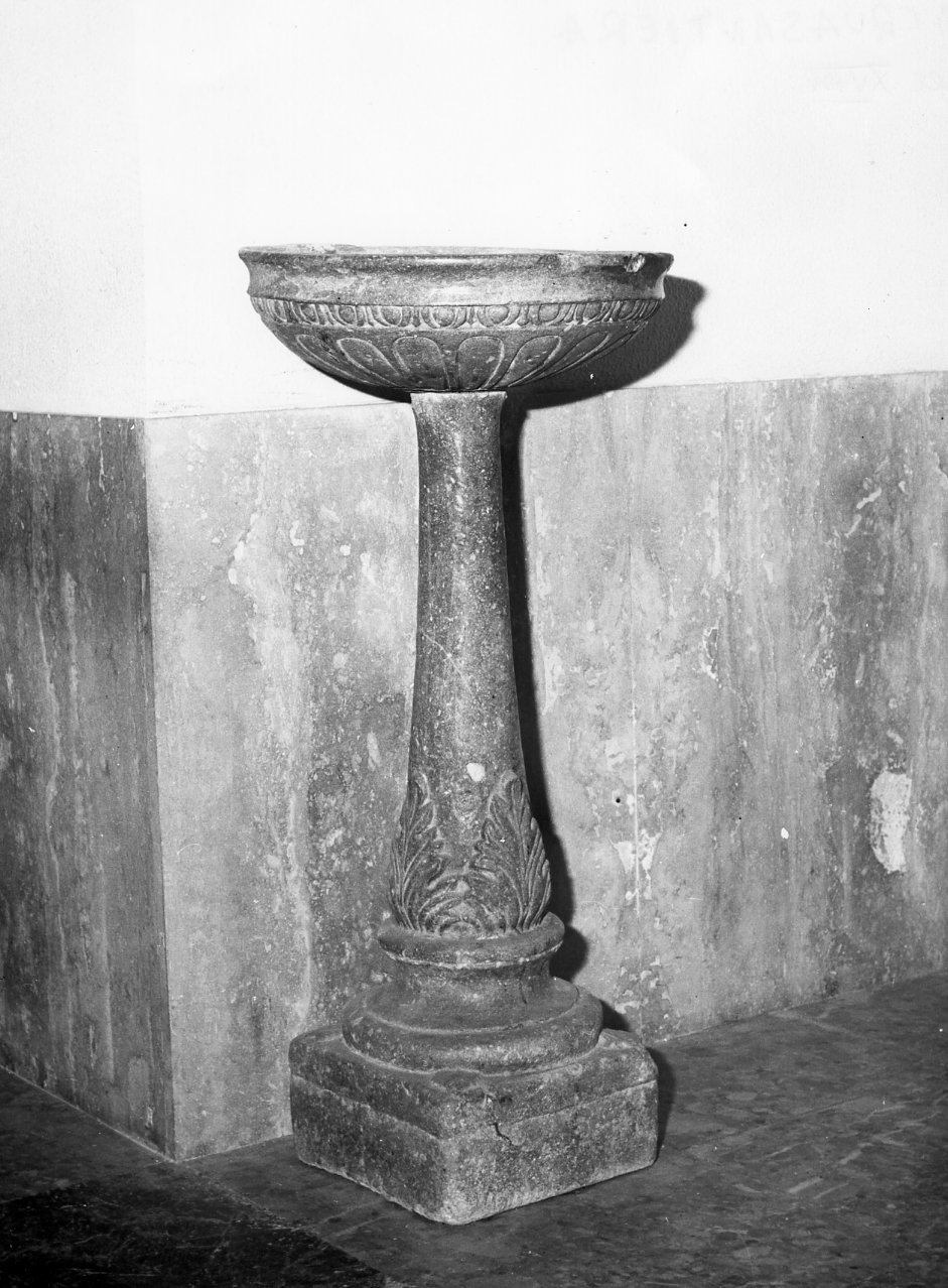 acquasantiera, opera isolata - bottega molisana (prima metà sec. XVIII)