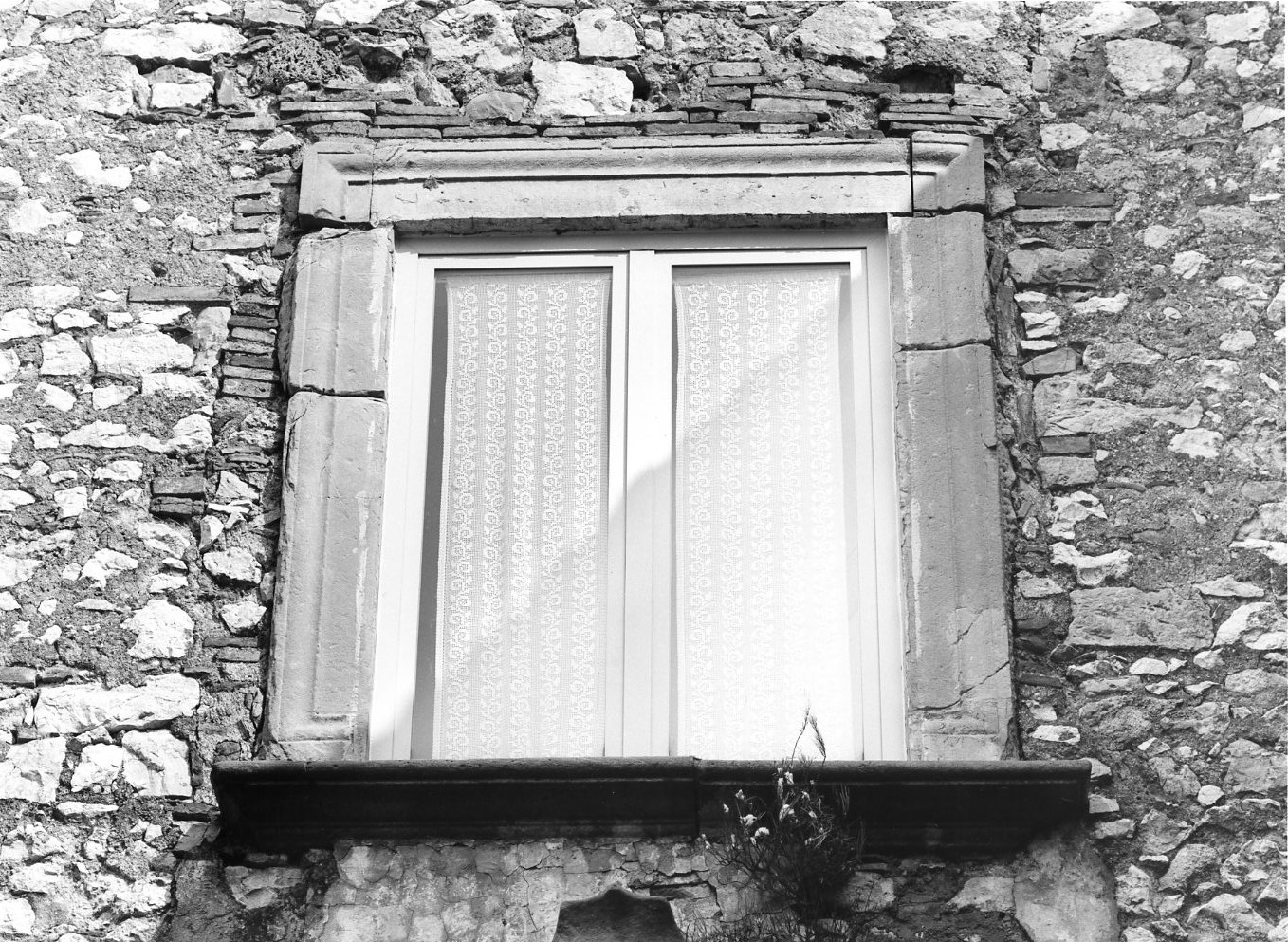 finestra, elemento d'insieme - bottega Italia meridionale (sec. XV)