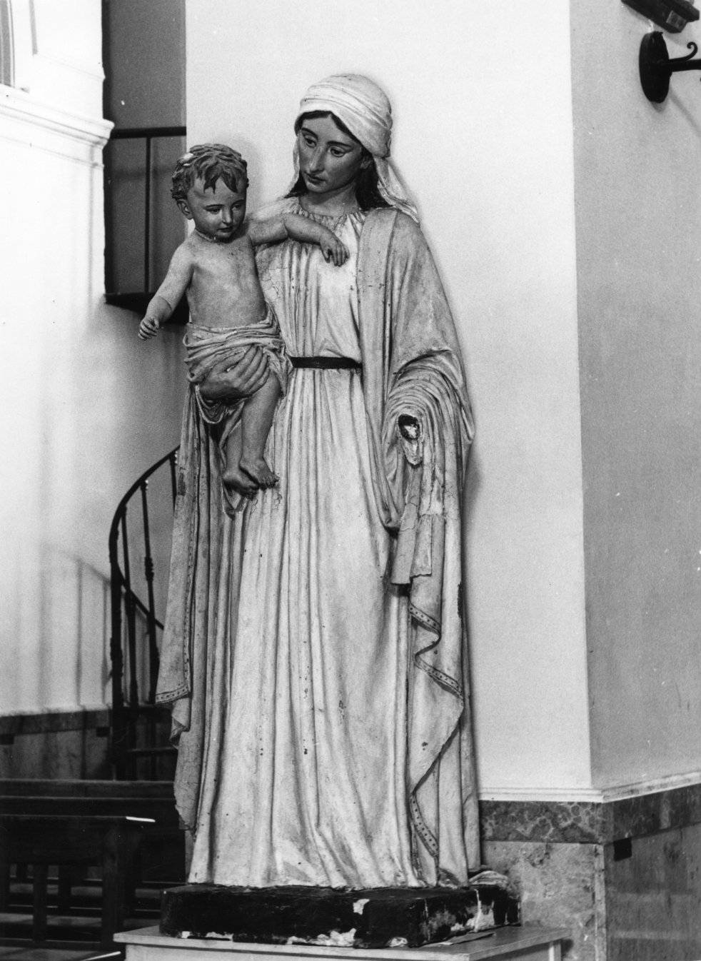 Madonna con Bambino (gruppo scultoreo) di Duprè Amalia (attribuito) (sec. XIX)