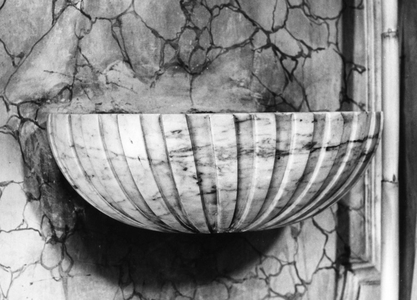 acquasantiera da parete, coppia - bottega Italia meridionale (secc. XVIII/ XIX)