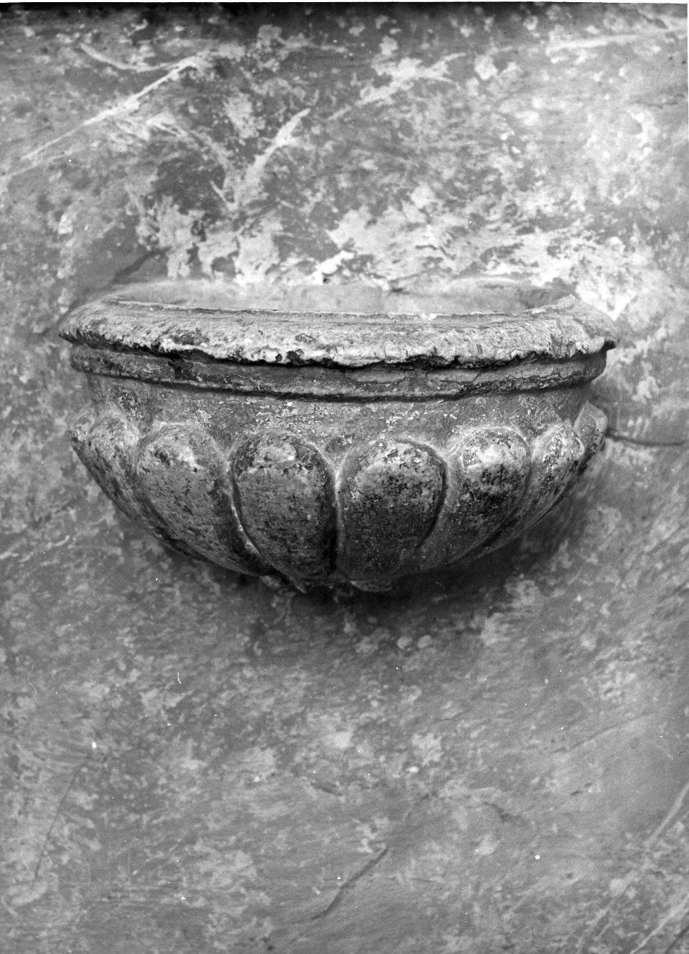 acquasantiera da parete - bottega molisana (sec. XVI)