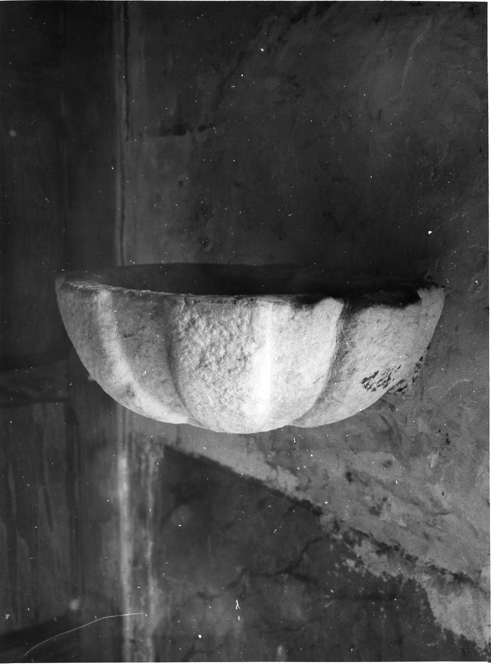 acquasantiera da parete - bottega molisana (secc. XVIII/ XIX)
