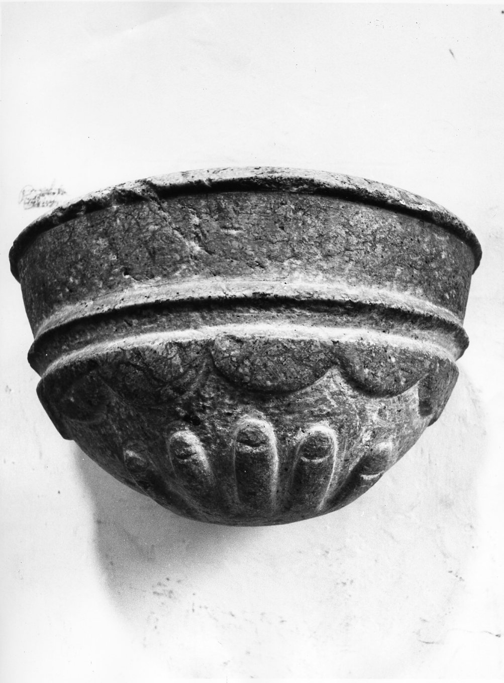 acquasantiera da parete, opera isolata - bottega molisana (sec. XIX)