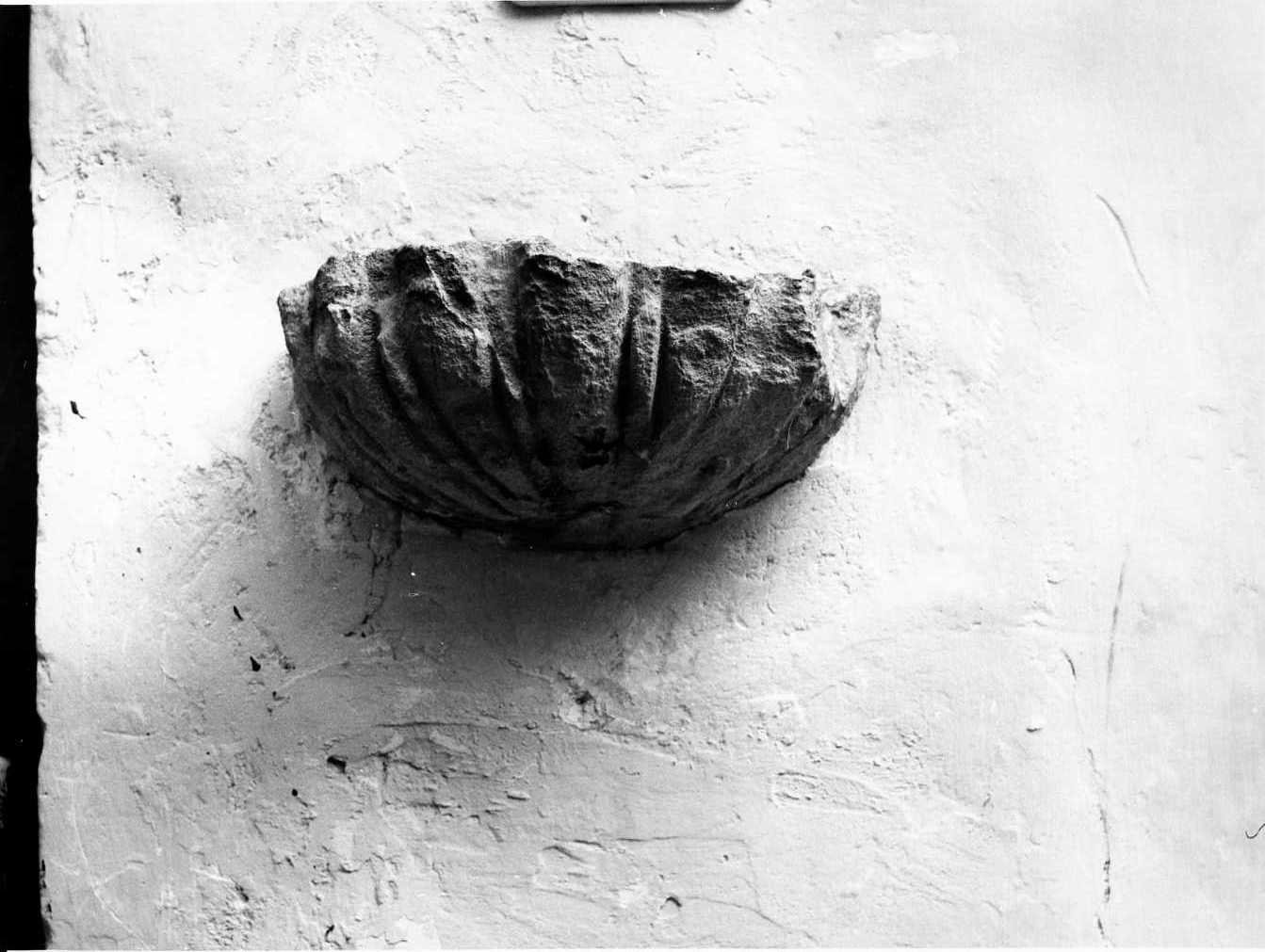 acquasantiera da parete - bottega molisana (secc. XVIII/ XIX)