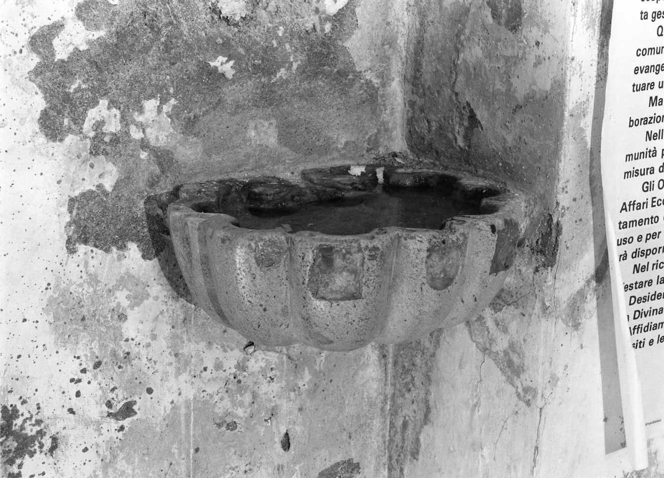 acquasantiera - a conchiglia, opera isolata - bottega Italia meridionale (sec. XVII)