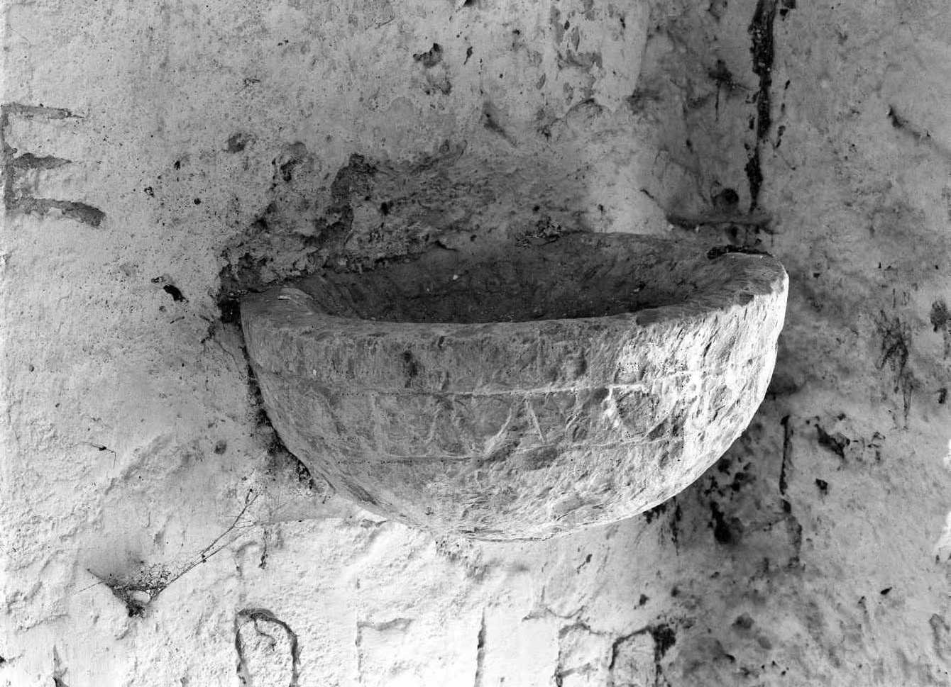 acquasantiera da parete, opera isolata - bottega Italia meridionale (sec. XV)