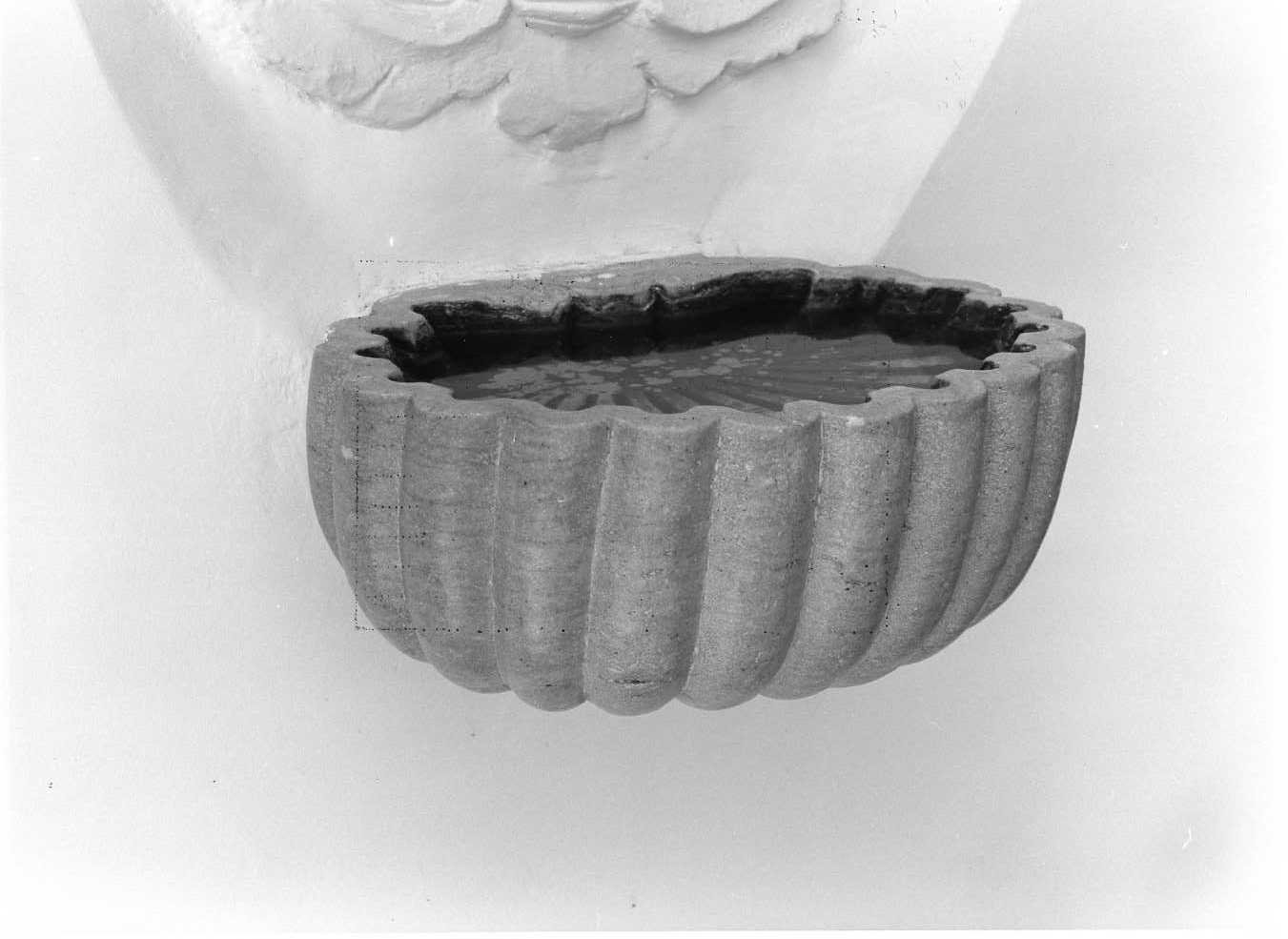 acquasantiera pensile, elemento d'insieme - bottega Italia meridionale (secc. XVIII/ XIX)