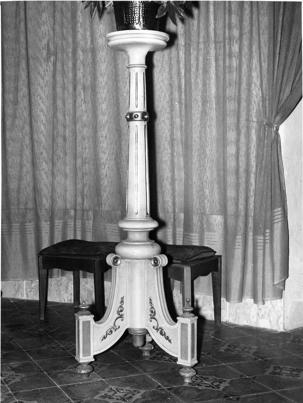 portacandelabro, serie - bottega Italia meridionale (sec. XX)