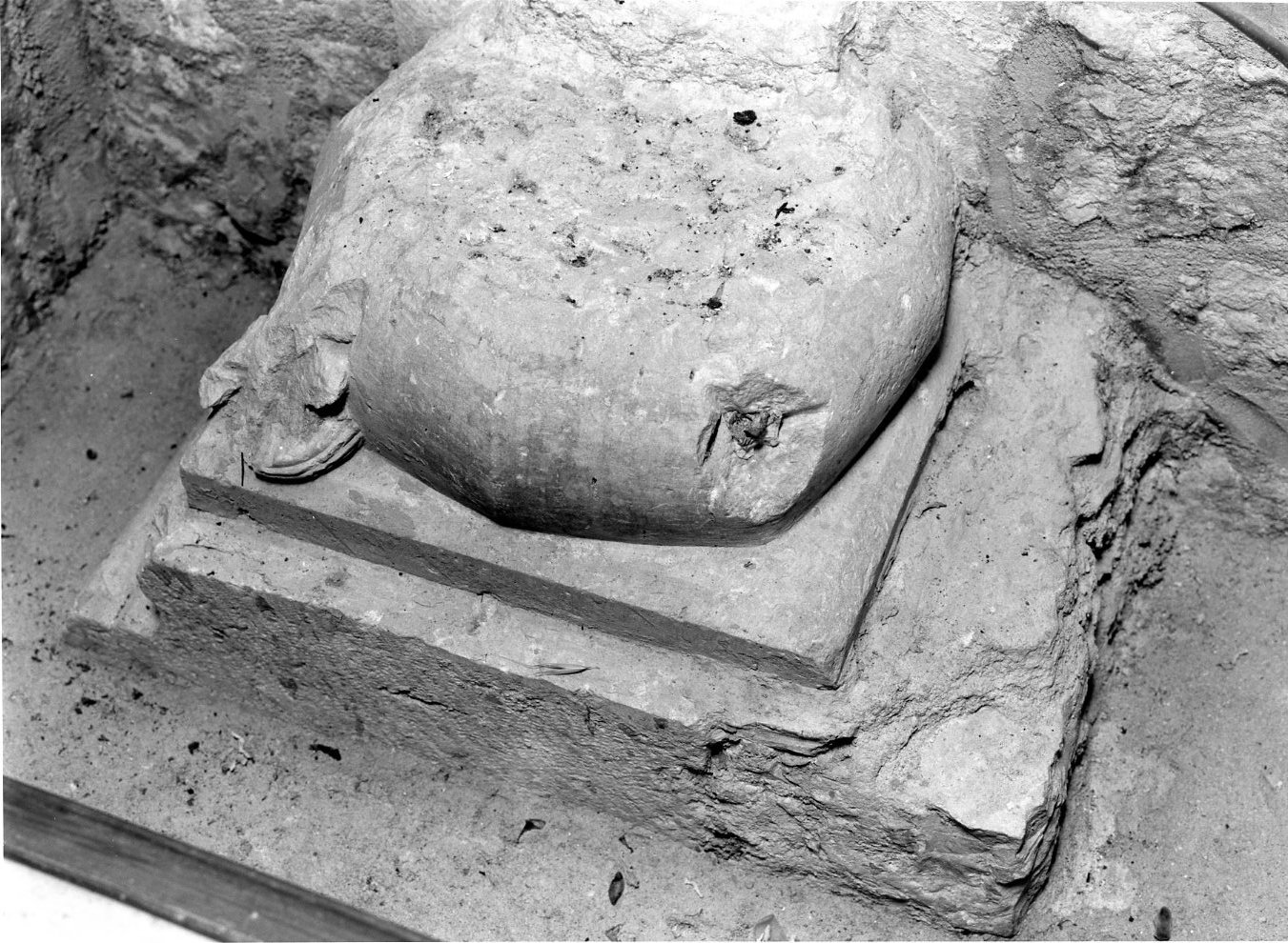 base di colonna, opera isolata - bottega Italia meridionale (sec. XIV)