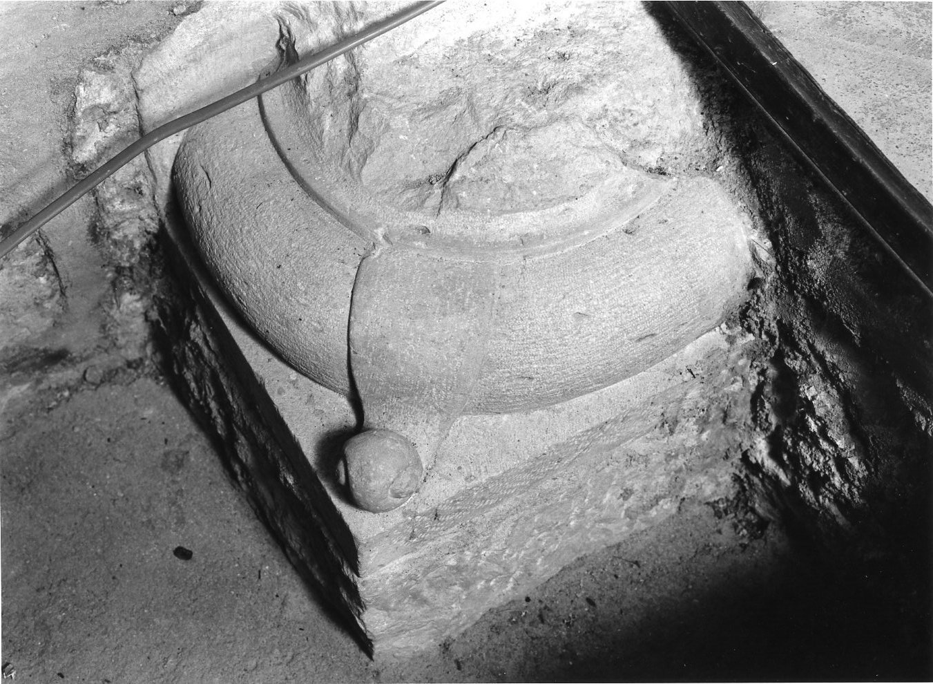 base di colonna, opera isolata - bottega Italia meridionale (sec. XIV)