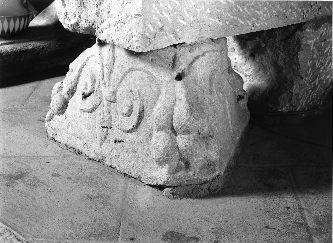 capitello, elemento d'insieme - bottega Italia meridionale (sec. XVIII)