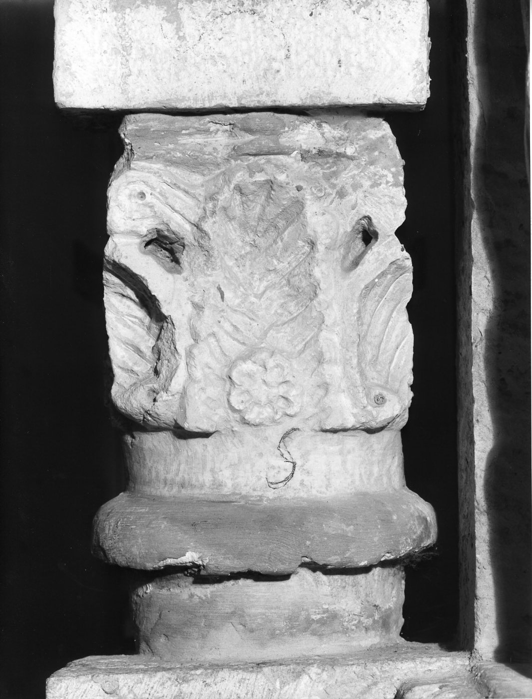 capitello, elemento d'insieme - bottega Italia meridionale (sec. XIII)