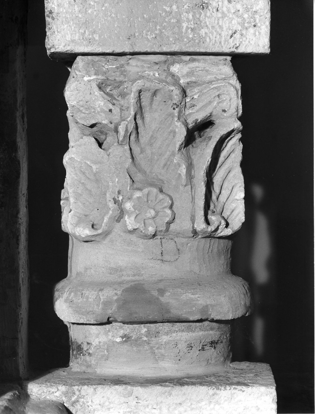 capitello, elemento d'insieme - bottega Italia meridionale (sec. XIII)