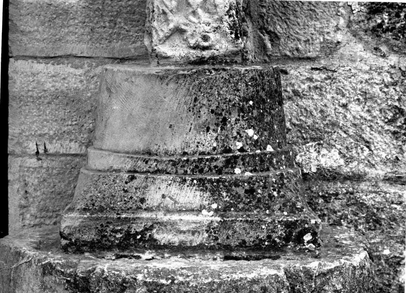 base di colonna, frammento - bottega Italia meridionale (secc. XII/ XIII)