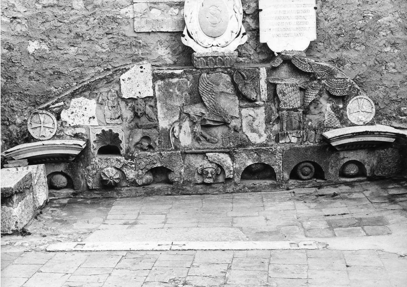 decorazione plastica, frammento - bottega molisana (sec. XIII)