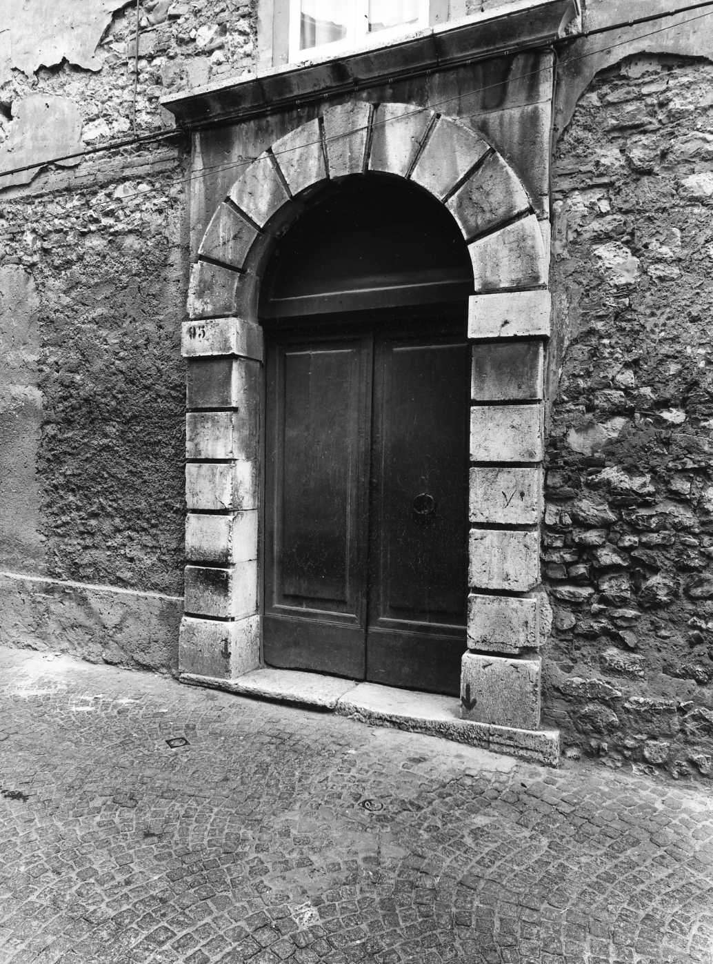 portale - ad arco - bottega Italia meridionale (secc. XVI/ XVIII)