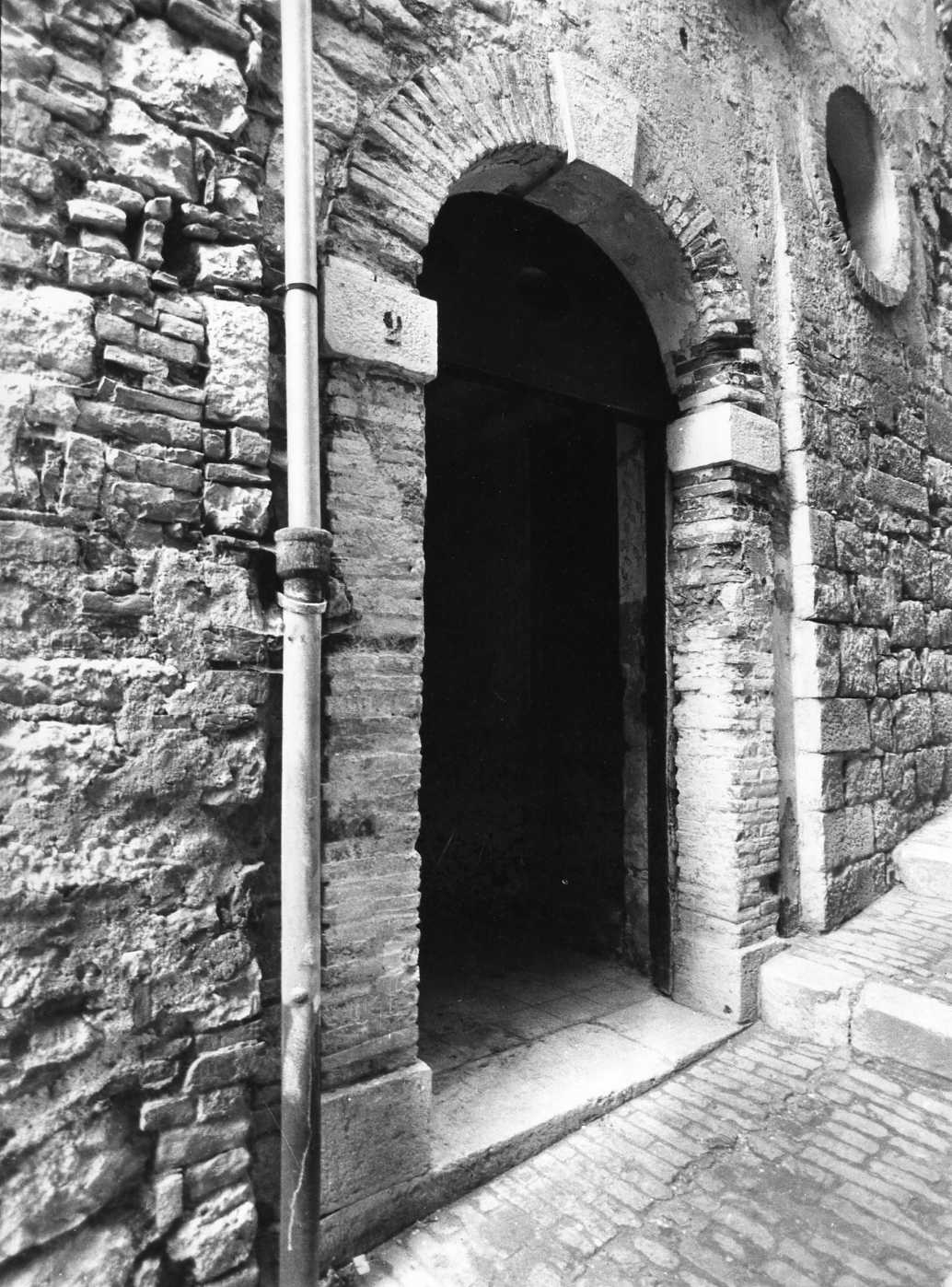 portale - ad arco - bottega Italia meridionale (sec. XIX)