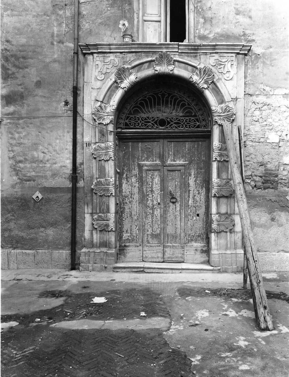 portale - bottega Italia meridionale (secc. XVII/ XVIII)