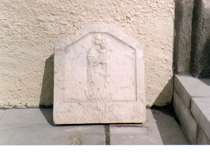 Madonna con Bambino (rilievo, opera isolata) - bottega molisana (sec. XVII)