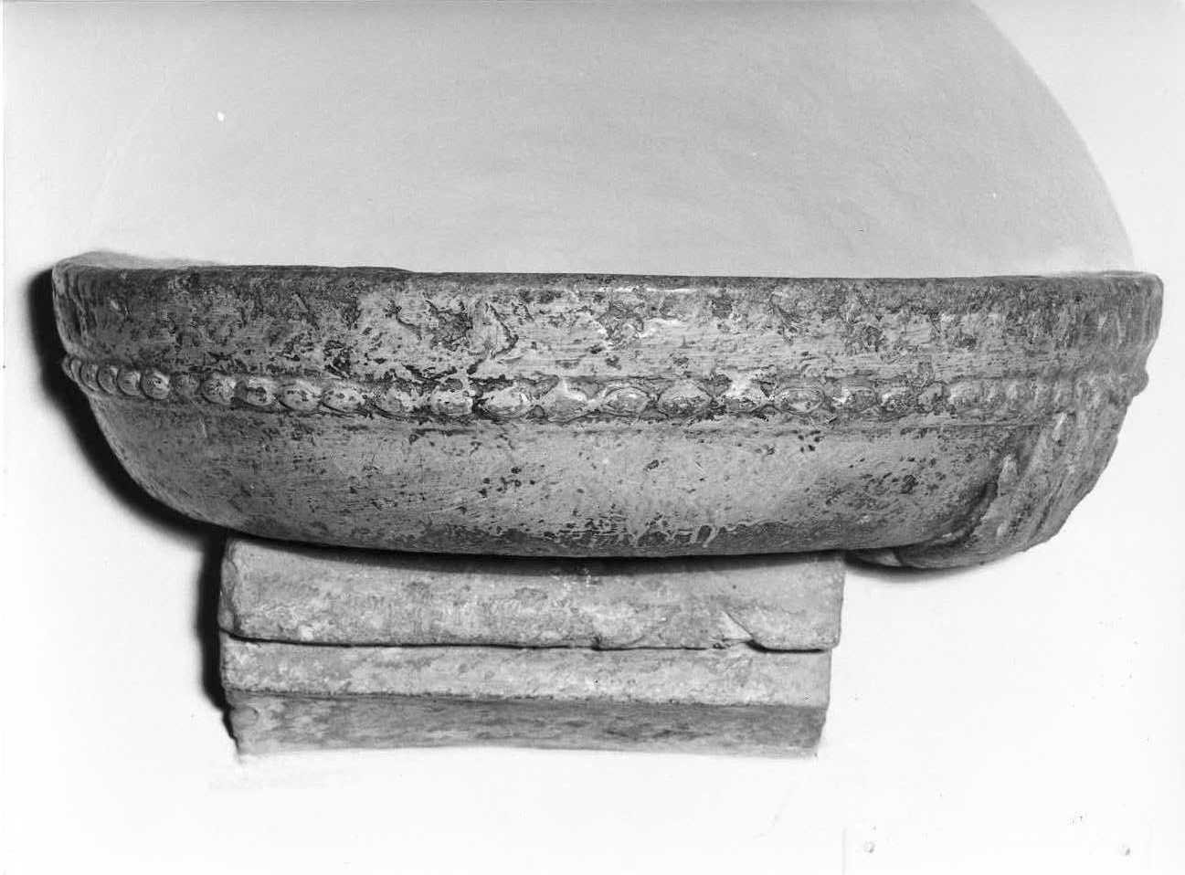 acquasantiera da parete - bottega molisana (sec. XVII)