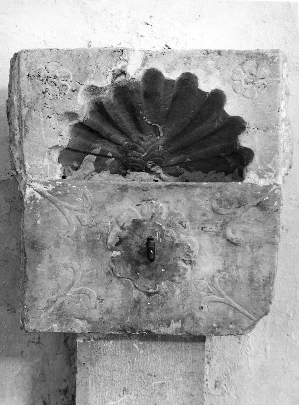 lavabo da sacrestia, opera isolata - bottega molisana (prima metà sec. XVIII)
