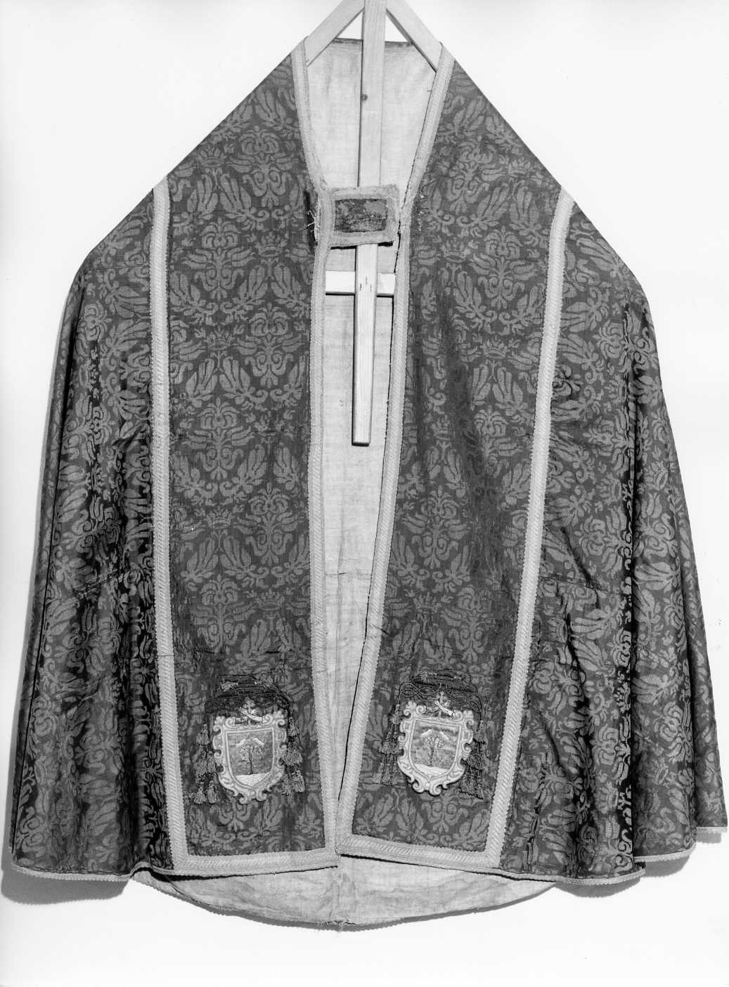 piviale, elemento d'insieme - manifattura Italia centro-meridionale (fine/inizio secc. XVII/ XVIII)