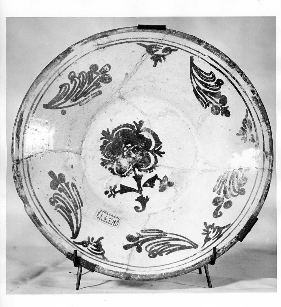 piatto, opera isolata - bottega spagnola (secc. XVIII/ XIX)