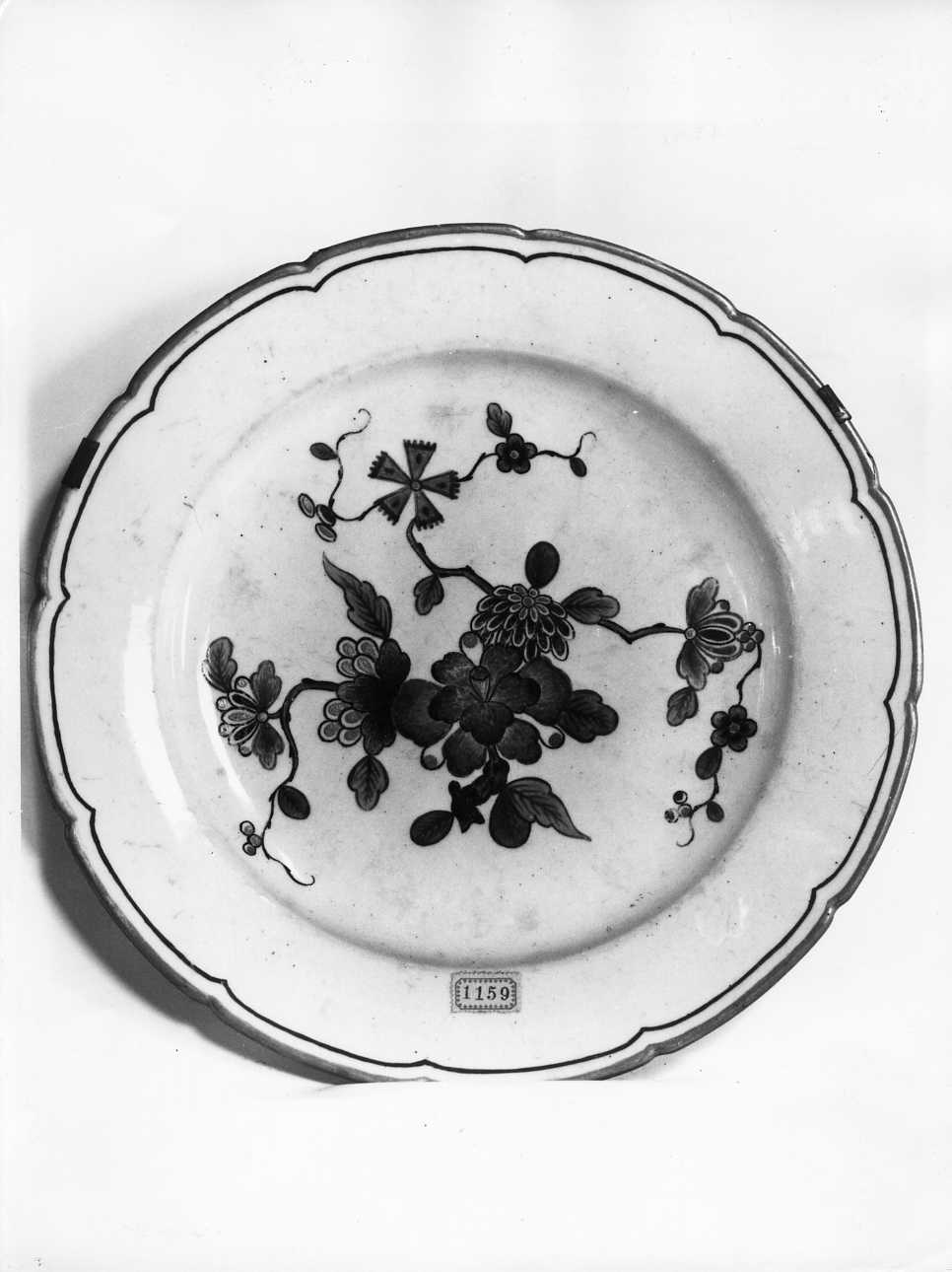piatto, serie - Real Fabbrica di Capodimonte (sec. XVIII)