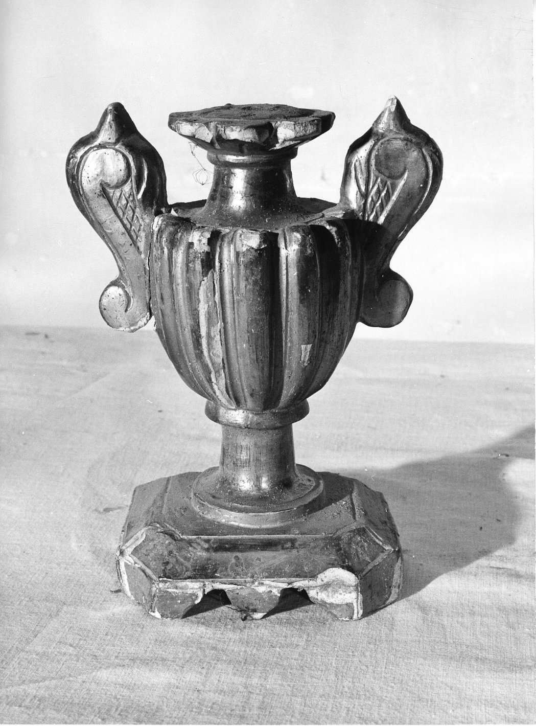 vaso d'altare per composizione floreale, elemento d'insieme - bottega Italia meridionale (secc. XIX/ XX)