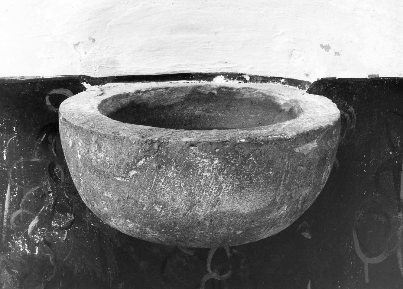 acquasantiera da parete - ambito molisano (inizio sec. XX)